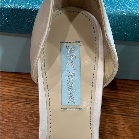 Betsy Johnson White Satin Open Toe Heel size 7 - Picture 4 of 8